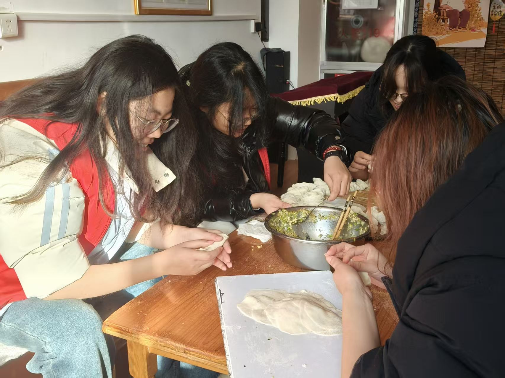 政法青协开展“情暖冬至，饺香满园”志愿服务活动